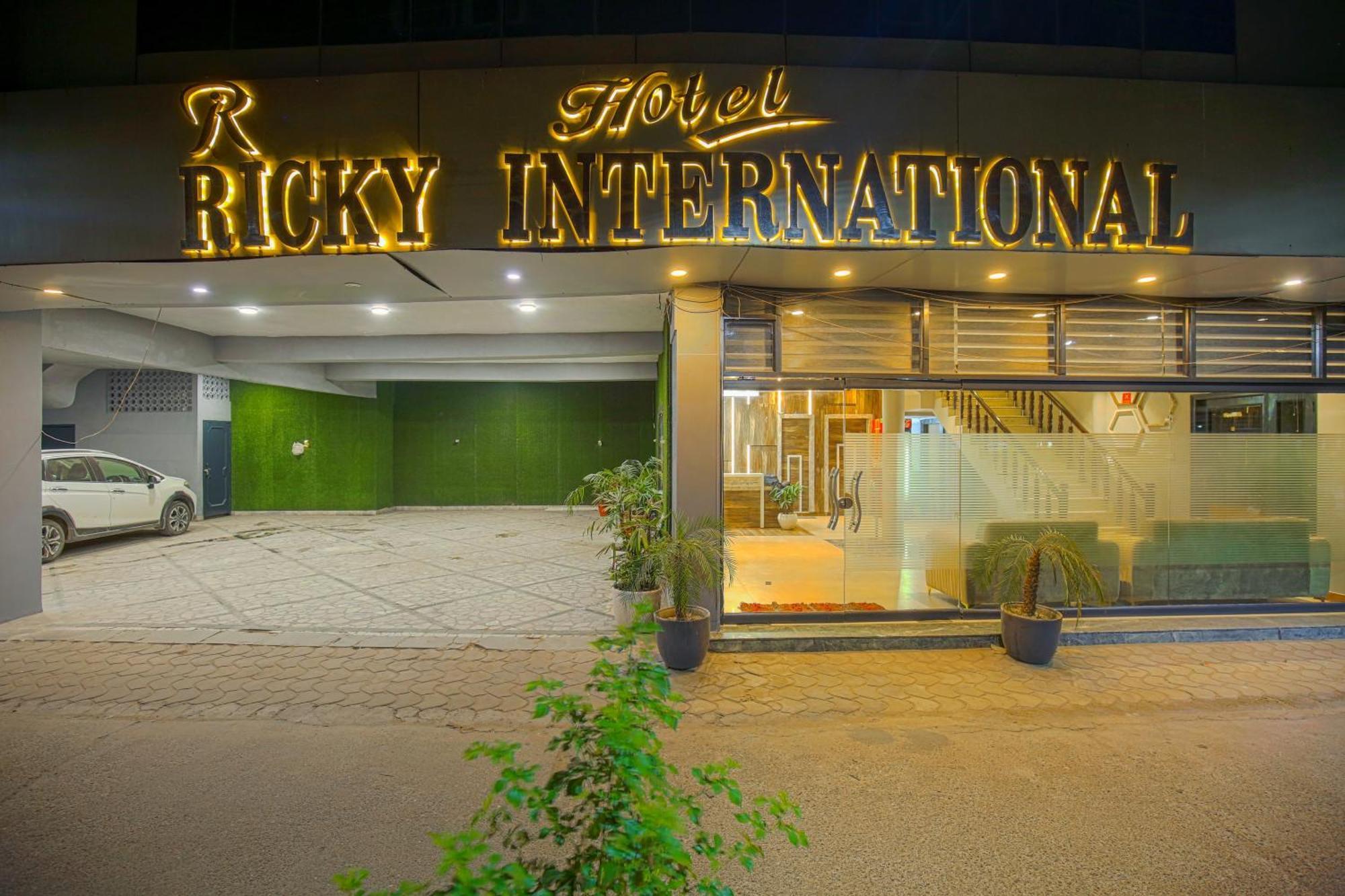 Hotel Ricky By Sahibs Group Амритсар Экстерьер фото